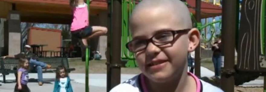 SI RASA I CAPELLI PER L'AMICO MALATO DI CANCRO: BIMBA DI 9 ANNI SOSPESA DA SCUOLA - FOTO - 11/05/2015