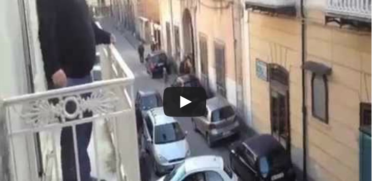 FOLLIA PURA: BLOCCA IL TRAFFICO PER ORE - VIDEO - 24/07/2015