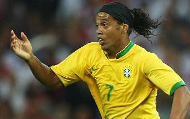 RONALDINHO: 44 PALLEGGI BENDATO - VIDEO - 28/07/2015