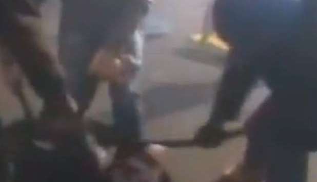 GUERRIGLIA A ROMA, GIOVANE PRESO A MANGANELLATE SUL VOLTO - VIDEO CHOC - 14/11/2012