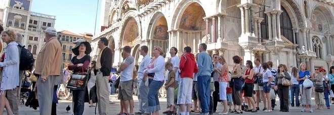 METTE IL SELFIE CON L'AMANTE A VENEZIA SU FACEBOOK PER SBAGLIO: È DIVORZIO - 10/03/2015