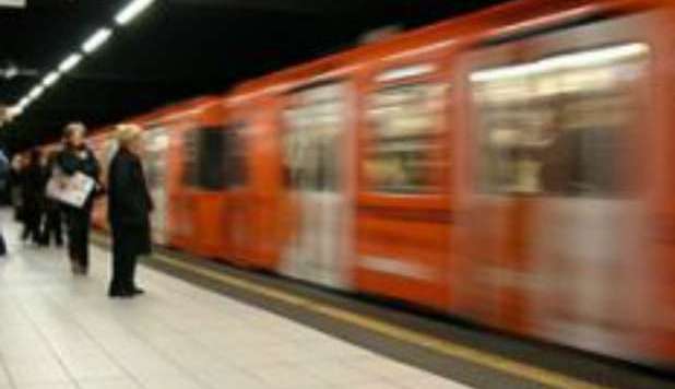 30ENNE NUDA IN METRO: 'NON ME N'ERO ACCORTA, HO FATTO LA DOCCIA E SONO USCITA' - 25/10/2012