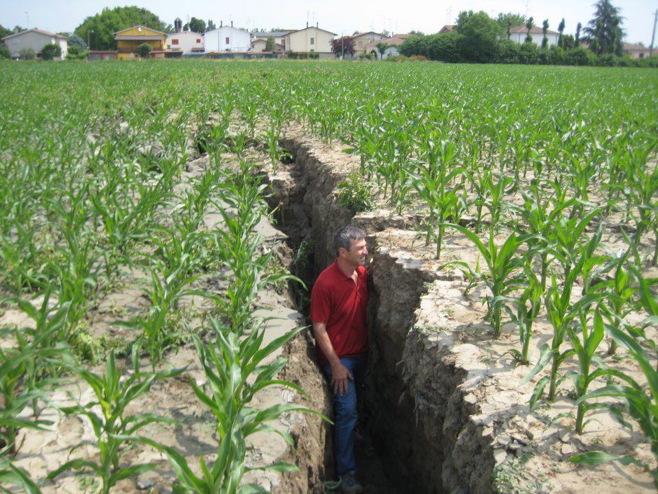 TERREMOTO EMILIA, L'UOMO CHE ENTRA NELLA CREPA:  EH MA STE COSE IN TV NON LE FAN VEDERE - 29/05/2012