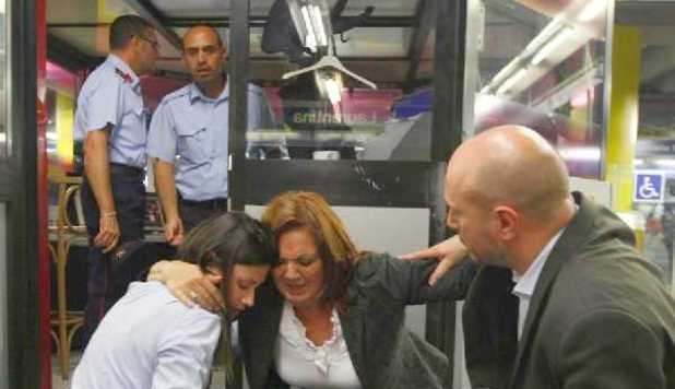 ROMA, 2 ESPLOSIONI NELLA METRO B. 'PANICO TRA LA GENTE, CENTINAIA IN STRADA' - 11/10/2012