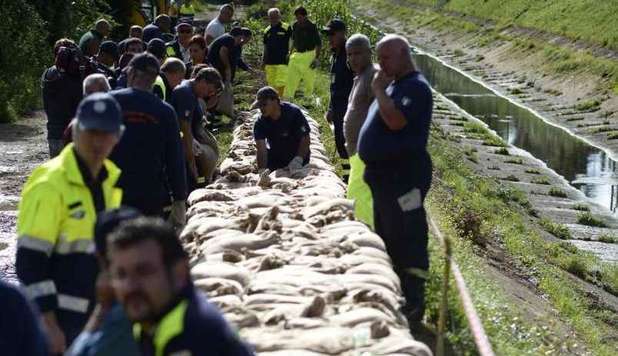 ROMA, 20.000 SACCHI DI SABBIA SUL CANALE PALOCCO PER ARGINARE IL MALTEMPO - 14/10/2012