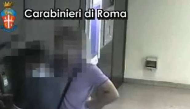 'CASH TRAPPING', UN VIDEO INCASTRA DUE ROMENI RUBARE DA UN BANCOMAT - VIDEO - 05/11/2012