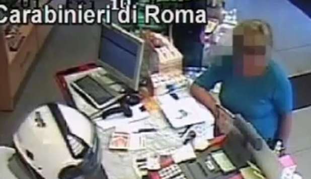 ROMA, PRESO IL RAPINATORE SERIALE DI FARMACIE. 'È UN INGEGNERE' -VIDEO - 06/11/2012