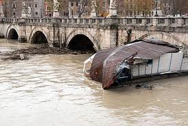 Piena del Tevere, Roma allagata. Traffico in tilt in molte zone - 14/11/2012