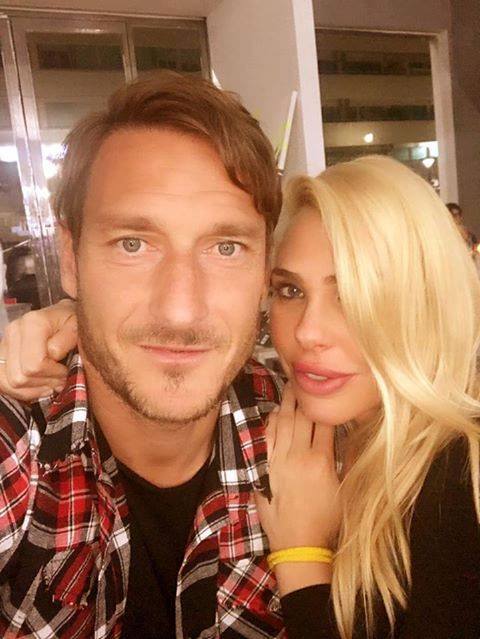 ''UN BACIO FRANCE', UN BACIO'' IL GIORNALISTA CHIEDE UN BACIO TRA ILARY E TOTTI: L'EX CAPITANO PRIMA LO NEGA E POI ECCO COSA DICE - 18/09/2017