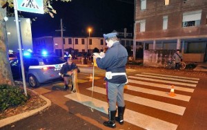 Agente investe una donna anziana, fugge e va in carrozzeria ad aggiustare l'auto - 11/11/2012