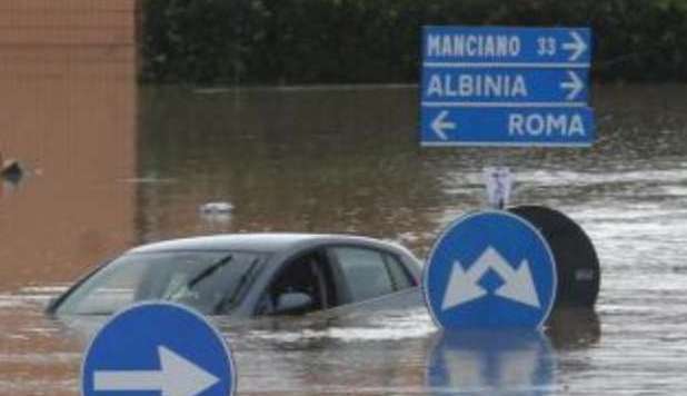 LA CITTÀ SOMMERSA DALL'ACQUA: GENTE SUI TETTI. 'È UN DRAMMA' - FOTO - 12/11/2012