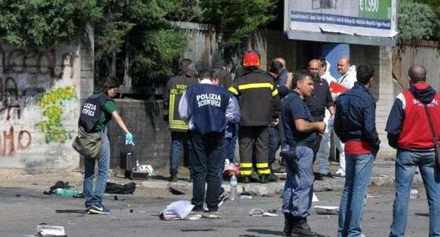 Ordigno esplode vicino a scuola: due ragazze morte, i feriti sono sei - 19/05/2012