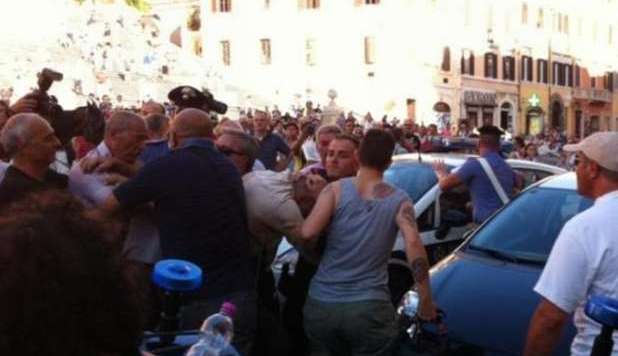 ROMA, 'VETTURINI' CONTRO ANIMALISTI: RISSA FURIOSA IN PIAZZA DI SPAGNA -VIDEO - 05/08/2012