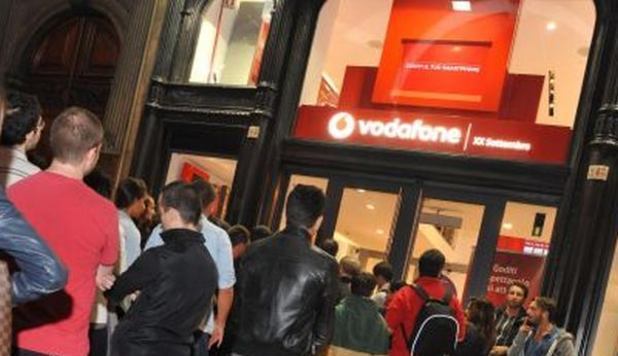 L'IPHONE 5 ARRIVA IN ITALIA, LUNGHE CODE AGLI STORE NELLA NOTTE. TUTTI I PREZZI -FOTO - 28/09/2012