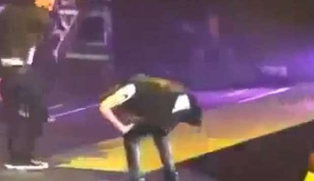 JUSTIN BIEBER VOMITA AL CONCERTO DAVANTI AI FAN: 'MI AMERETE LO STESSO?' - GUARDA - 01/10/2012