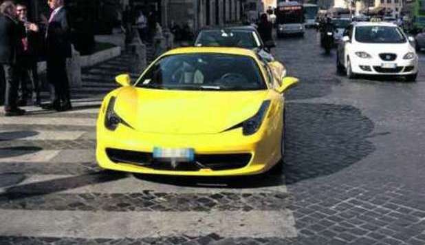 ROMA, SENATORE PDL LASCIA LA FERRARI SULLE STRISCE: IL VIGILE NON LO MULTA - 04/10/2012