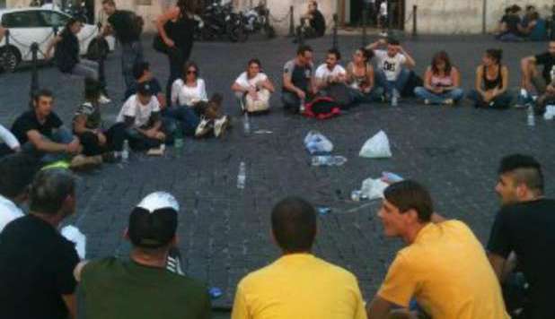 CATENA UMANA, LA PROTESTA CONTINUA: MANIFESTANTI INCATENATI A MONTECITORIO - 06/10/2012