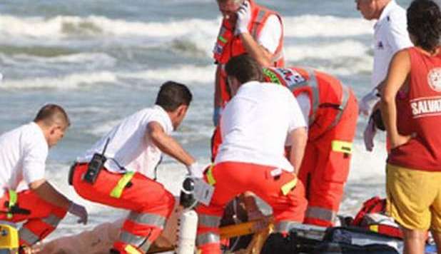 PAPÁ SALVA DALLE ONDE I TRE FIGLI E POI MUORE ANNEGATO - 16/10/2012