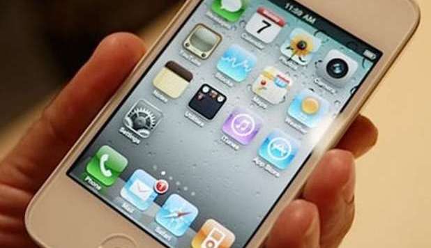 BIMBO AGGREDITO CON COCCIO DI BOTTIGLIA PER RAPINARE L'IPHONE DELLA MADRE - 21/10/2012