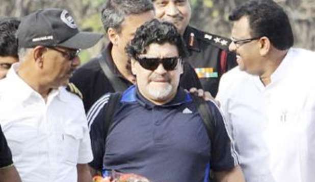 MARADONA IN INDIA: 2.000 AGENTI PROTEGGONO 'EL PIBE' DA 40.000 FAN IN DELIRIO - FOTO - 23/10/2012