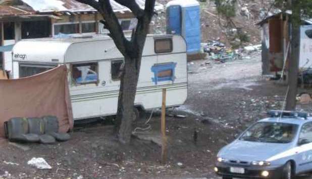 ROMA, VOYEUR 'SPIA' NEL SUO CAMPER: DONNA ROM LO UCCIDE A BASTONATE - 08/11/2012