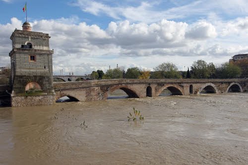 Allarme maltempo anche a Roma: sale il Tevere, domani la piena - 12/11/2012