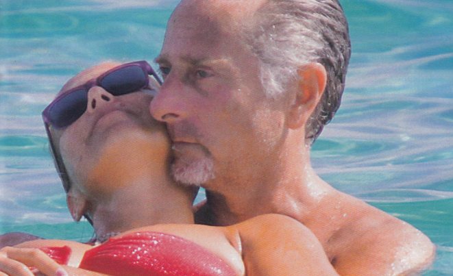 PAOLO BONOLIS E SONIA DANNO SCANDALO IN SPIAGGIA IL WEB E' SCONVOLTO DA QUELLO CHE HANNO FATTO -  GUARDA LE FOTO - 27/07/2017