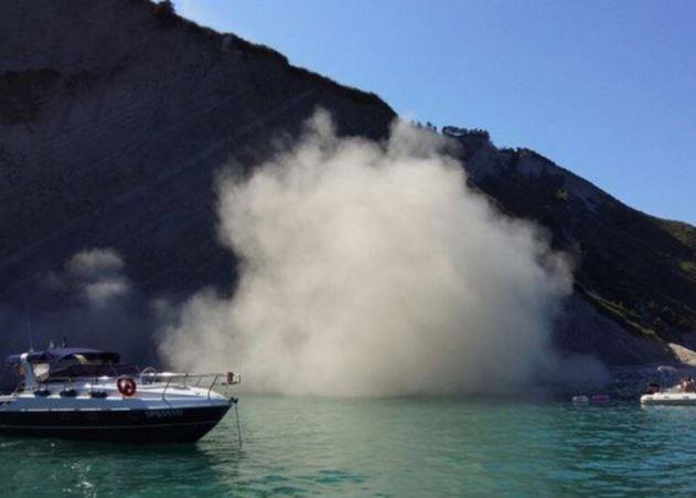 PAURA SULLA SPIAGGIA ITALIANA: UN FORTE BOATO POI LE URLA DEI BAGNANTI - 27/07/2017