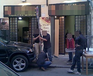 Tavoli invece del parcheggio per disabili denuncia dei residenti del centro storico - 11/05/2012