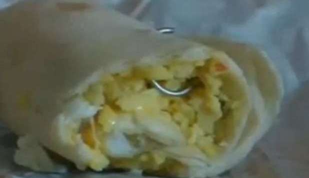 ORDINA UN BURRITO DA MCDONALD, DENTRO CI TROVA UN ANELLO DI FERRO - 03/12/2012