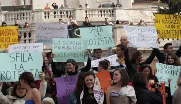 'SFILA LA PROTESTA', A ROMA IL FLASH MOB FASHION STYLE CONTRO I TAGLI - 25/11/2012