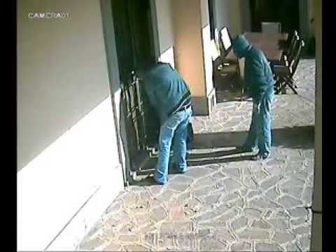 LADRI ENTRANO IN UN APPARTAMENTO MA TROVANO UNA SORPRESA - VIDEO - 22/05/2014