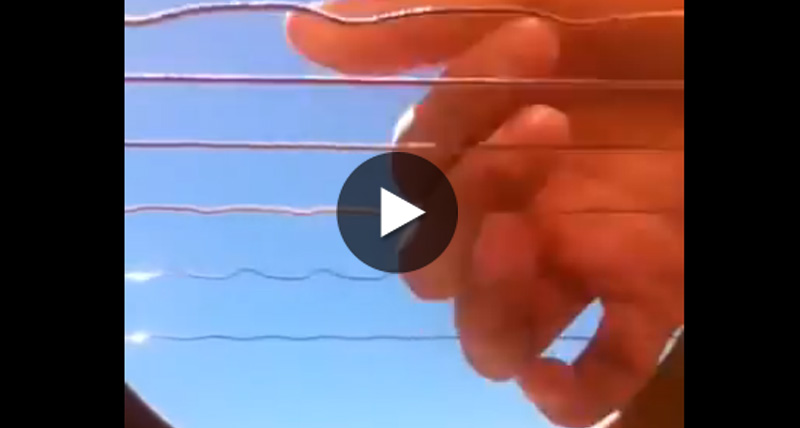 METTE L' IPHONE DENTRO LA CHITARRA, IL RISULTATO E' MERAVIGLIOSO - VIDEO - 18/02/2015