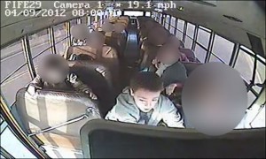 Autista colto da malore, tredicenne riesce a fermare lo scuolabus - Video - 04/11/2012