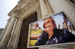 Brindisi, il rimpianto dei genitori di Melissa: Non stava bene, non doveva andare a scuola - 23/05/2012