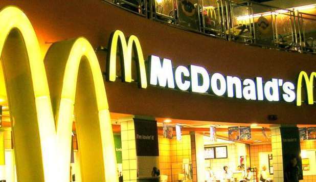 VA IN BAGNO SENZA PERMESSO: LICENZIATO, FA CAUSA A MCDONALD'S - 13/12/2012