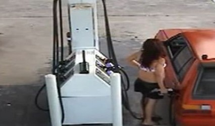 ECCO COSA SUCCEDE SE SI PROVA A RUBARE LA BENZINA DA UN DISTRIBUTORE - VIDEO - 13/05/2014