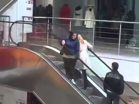 DONNA ALLE PRESE CON UNA SCALA MOBILE. TUTTO DA RIDERE - VIDEO - 05/03/2014