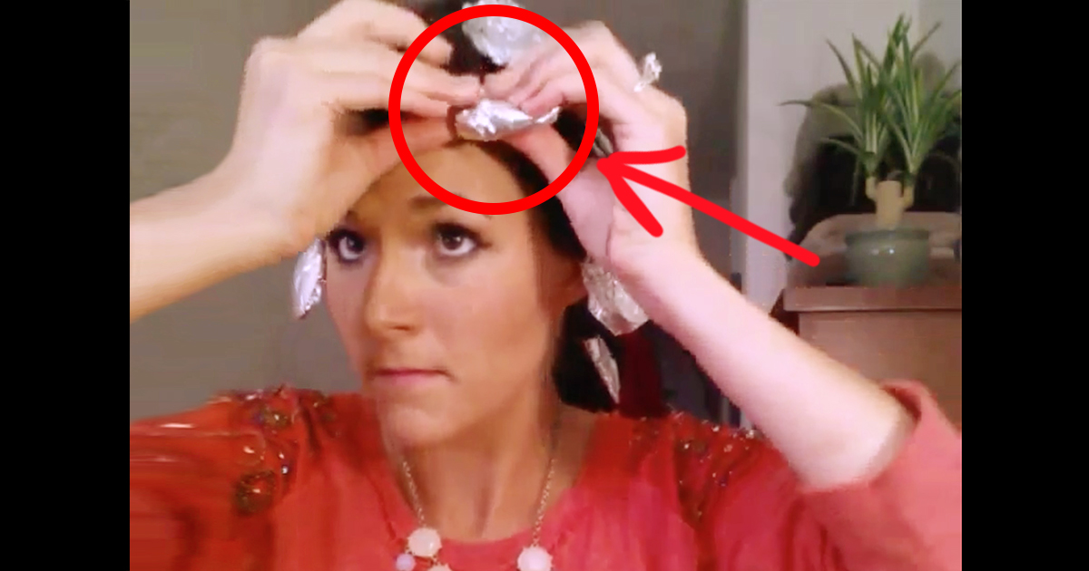 AVVOLGE LE CIOCCHE DI CAPELLI NELL'ALLUMINIO, IL RISULTATO E' SORPRENDENTE - VIDEO - 24/05/2015