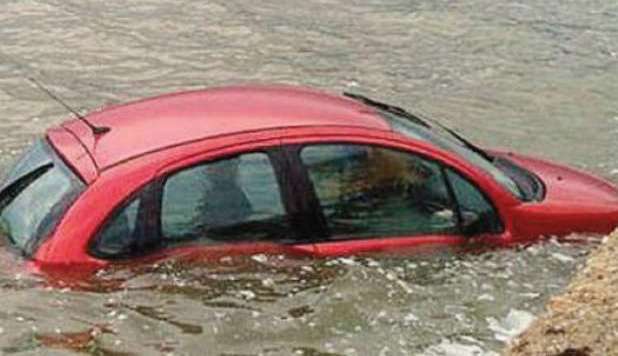 TROPPA PASSIONE, COPPIETTA FINISCE CON L'AUTO NEL MARE - 24/09/2012