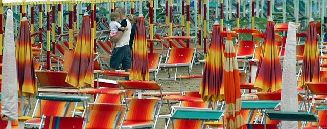 Ostia, pacco bomba trovato in spiaggia panico tra i bagnanti - 21/07/2012