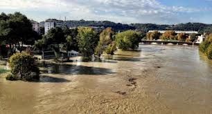 Tevere, ancora allagamenti Strade e stazioni chiuse. Allerta per piena h 13 - 15/11/2012