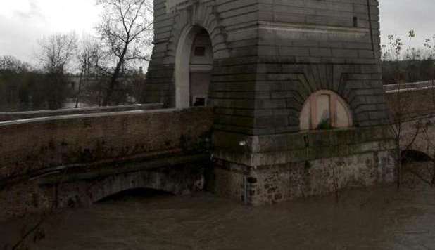 ROMA, PREOCCUPA IL LIVELLO DEL TEVERE: PICCO PREVISTO TRA MEZZOGIORNO E LE 15 - 14/11/2012