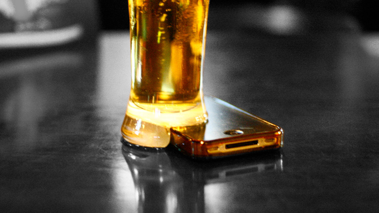 COSA SUCCEDE IMMERGENDO UNO SMARTPHONE DENTRO UN BOCCALE DI BIRRA? - GUARDA IL VIDEO - 01/04/2014