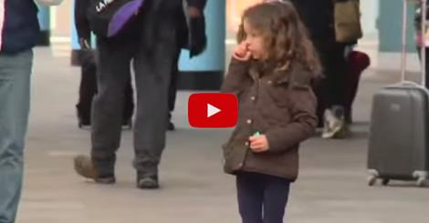 LA BAMBINA E' SOLA MA NESSUNO SI FERMA DA LEI: ECCO PERCHE' - VIDEO - 20/06/2015