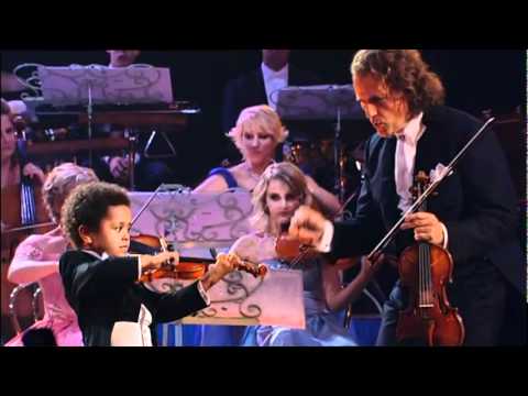 BAMBINO DI SOLI 3 ANNI SUONA IL VIOLINO IN MODO DA FAR VENIRE I BRIVIDI - VIDEO - 04/06/2015