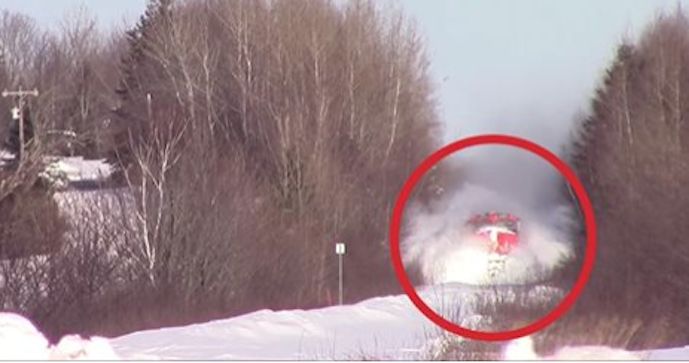 L'ARRIVO DEL TRENO SUI BINARI COPERTI DI NEVE E' DAVVERO SPETTACOLARE - VIDEO - 12/04/2015