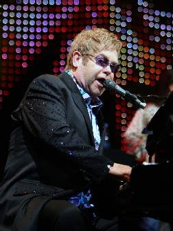 Paura per Elton John: ricoverato - 26/05/2012