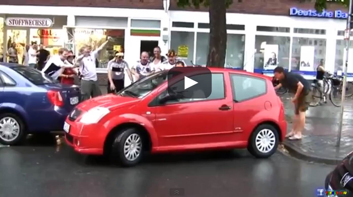 DONNA NON RIESCE A PARCHEGGIARE, ULTRAS DEL CALCIO L'AIUTANO FACENDO IL TIFO - IL VIDEO FA IL GIRO DEL WEB - 24/01/2014