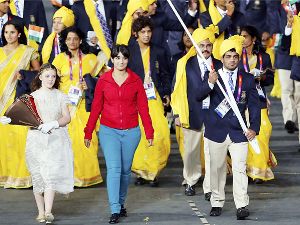 DONNA MISTERIOSA ALLE OLIMPIADI: SFILA CON GLI ATLETI MA NON SANNO CHI È - FOTO - 28/07/2012